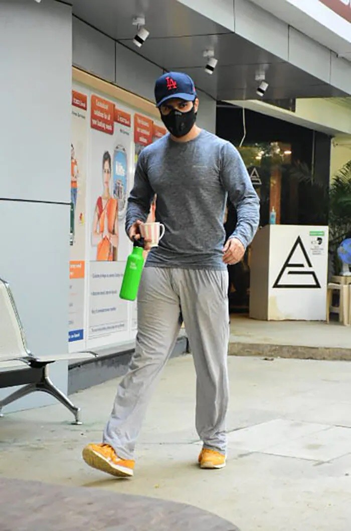 वरुण धवन केजुअल अंदाज में नज़र आए.