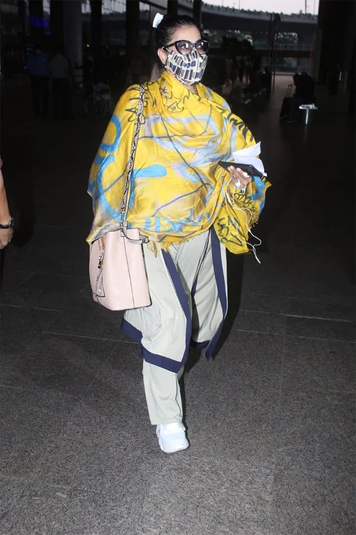 काजोल रविवार मुंबई एयरपोर्ट पर पीले कलर के आउटफिट में दिखीं.