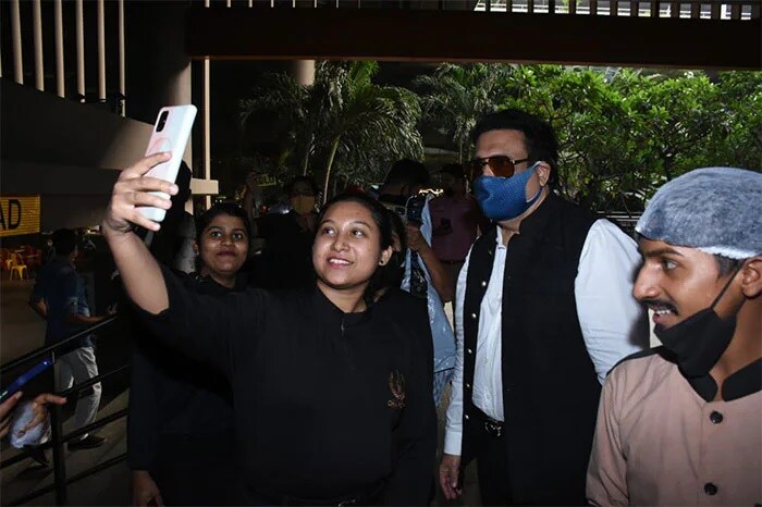 गोविंदा भी मुंबई एयरपोर्ट पर डेशिंग नज़र आए.