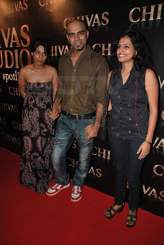 VJ Raghu with his wife Sugandha Garg, who playes Shaleen in <i>Jaane Tu Ya Jaane Na</i> at the event.