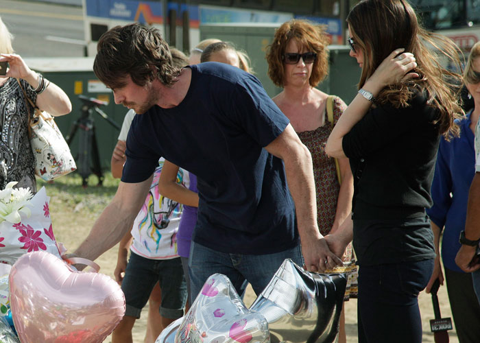 <i>The Dark Knight Rises</i> star also met police officers and the emergency medical officers who were the first to reach the shooting site.