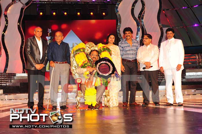 Telugu stars at Cinemaa Awards 2011
