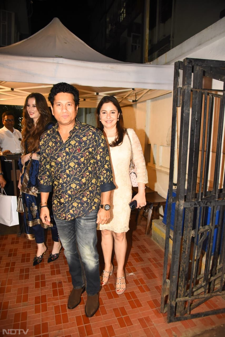 Sachin Tendulkar and his wife Anjali looked lovely as they were spotted together in Bandra. (Image Courtesy: Varinder Chawla)