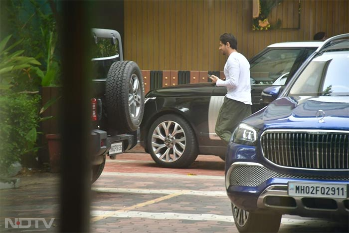 Sidharth Malhotra looked lovely in a grey t-shirt. (Image Courtesy: Varinder Chawla)