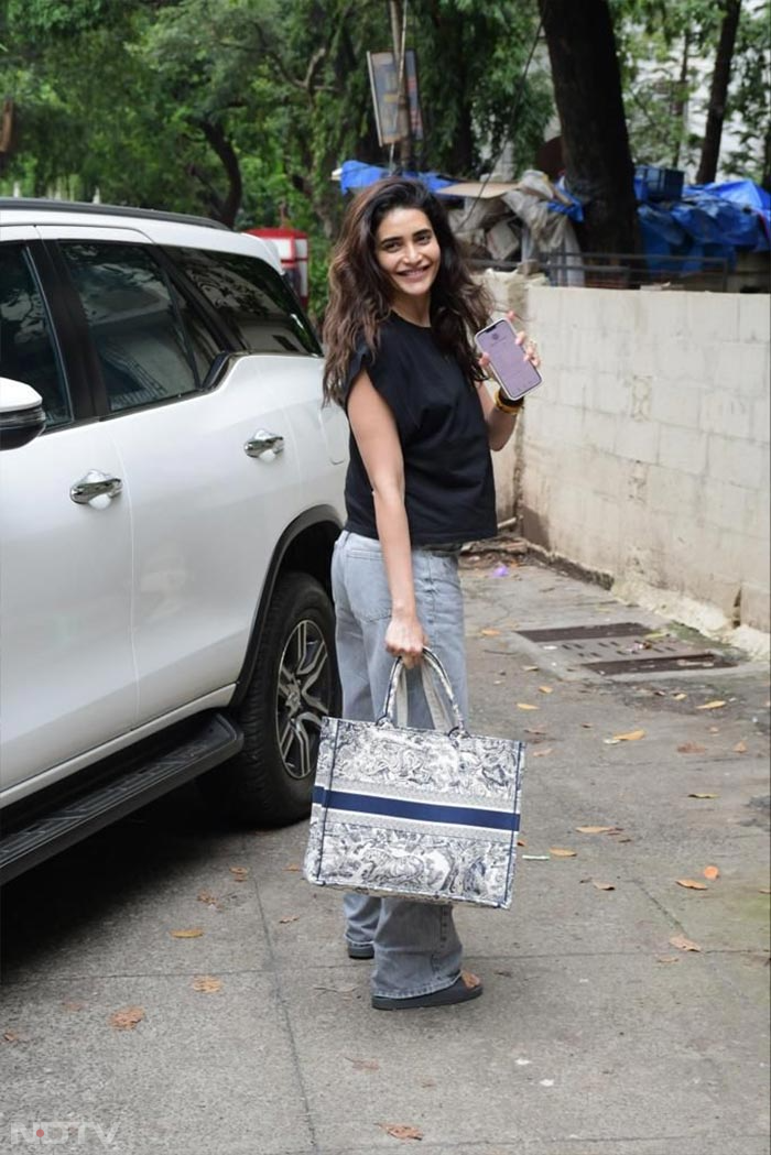 Karishma Tanna smiled for the cameras. (Image Courtesy: Varinder Chawla)