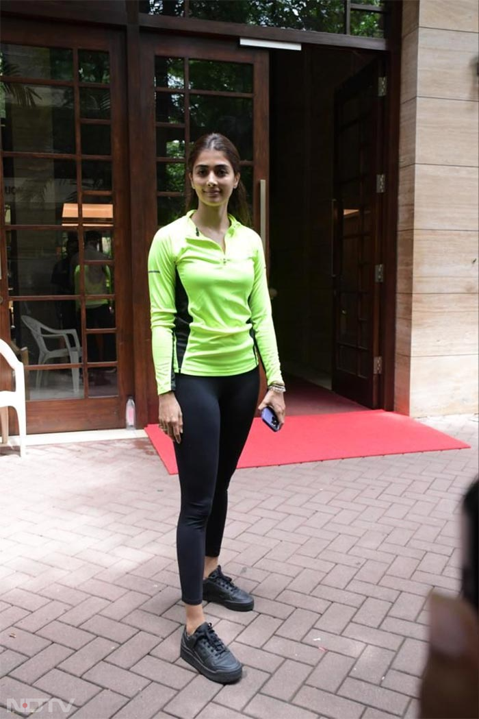 Pooja Hegde looked lovely in her gym wear. (Image Courtesy: Varinder Chawla)