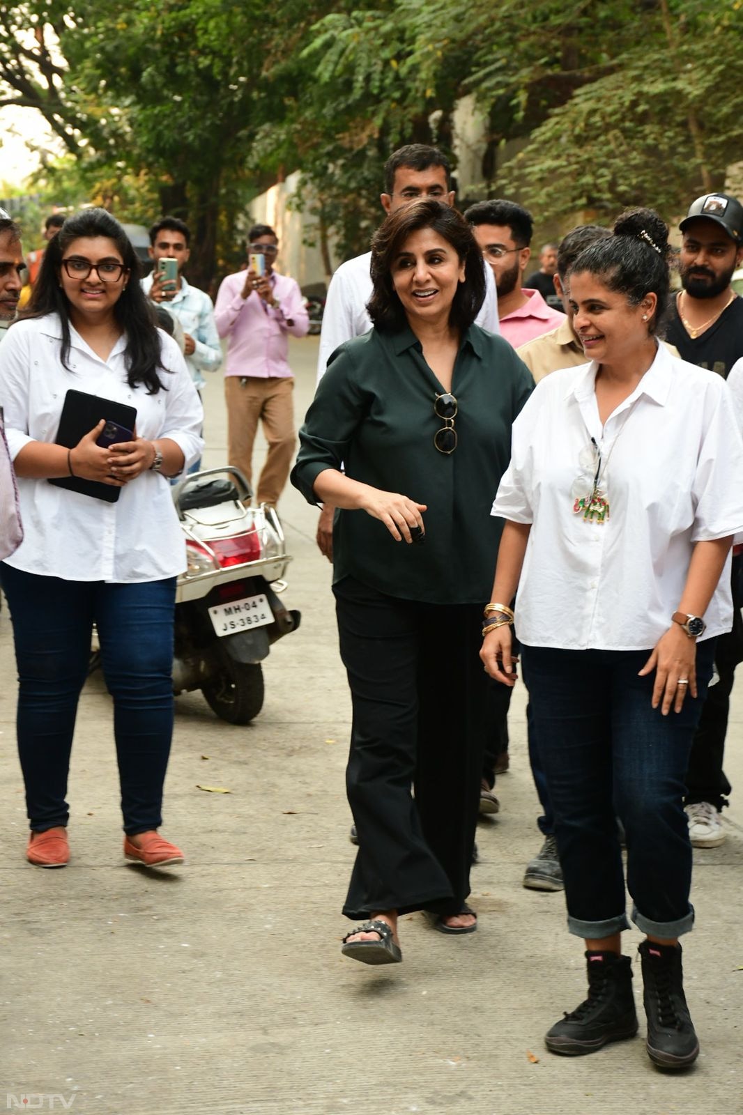 Neetu Kapoor was spotted outside their new home in Pali Hills. (Image courtesy: Varinder Chawla)