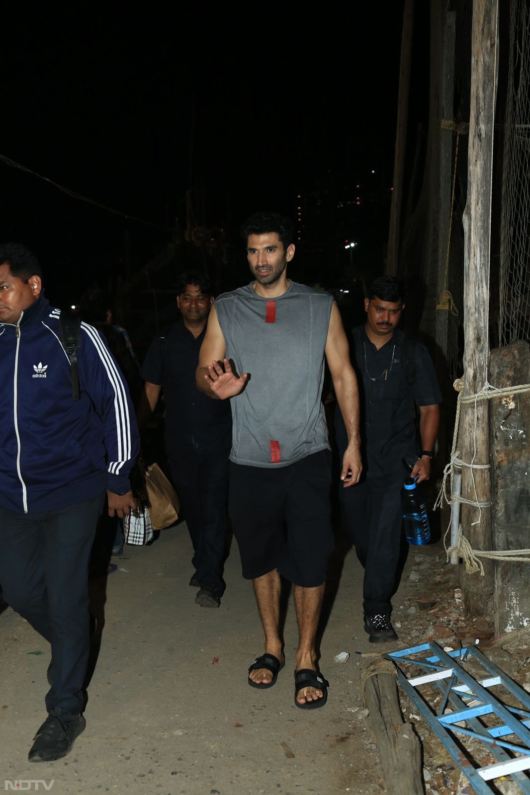 Aditya Roy Kapur kept his look casual and cool. (Image courtesy: Varinder Chawla)