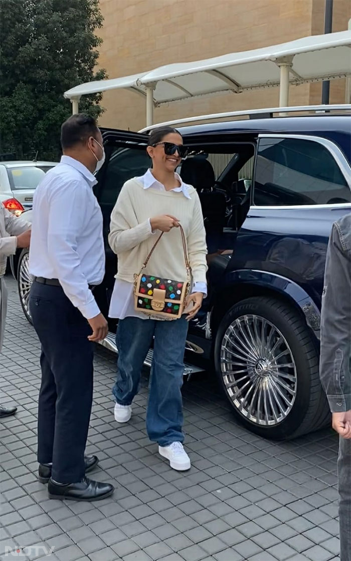 Deepika Padukone was clicked at the Mumbai airport. (Image courtesy: Varinder Chawla)