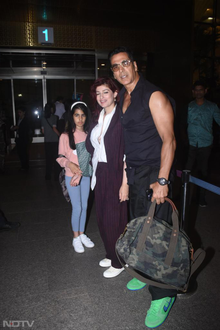 Akshay Kumar, Twinkle Khanna and their daughter Nitara were pictured at Mumbai airport. (Image Courtesy: Varinder Chawla)