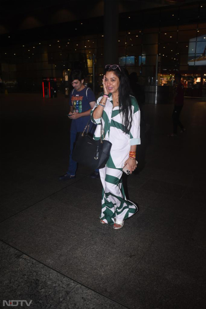 <i>Anupamaa</i> actor Rupali Ganguly posed for the paparazzi at the airport. (Image Courtesy: Varinder Chawla)