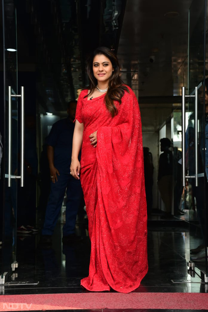 Kajol was pictured on <i>Jhalak Dikhhla Jaa 10</i> sets for <I>Salaam Venky</i> promotions.
(Image courtesy: Varinder Chawla)