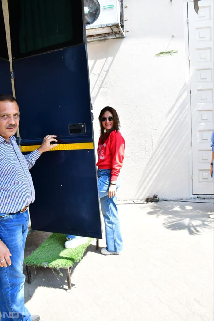 Kareena Kapoor smiled for the shutterbugs at Mehboob Studio. (Image Courtesy: Varinder Chawla)