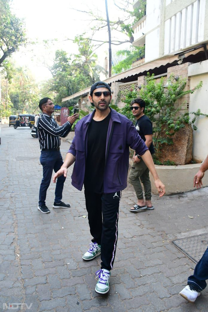 Kartik Aaryan was spotted in a casual wear in Juhu. (Image Courtesy: Varinder Chawla)