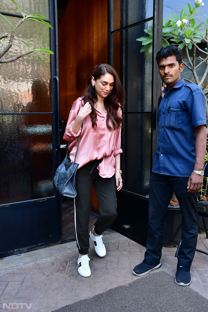 Aditi Rao Hydari looked pretty in pink in Bandra. (Image Courtesy: Varinder Chawla)