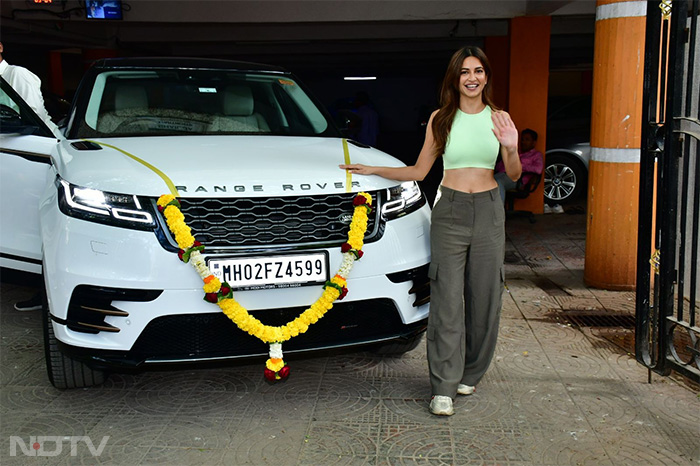 Kriti Kharbanda was spotted with new car in Bandra. (Image Courtesy: Varinder Chawla)