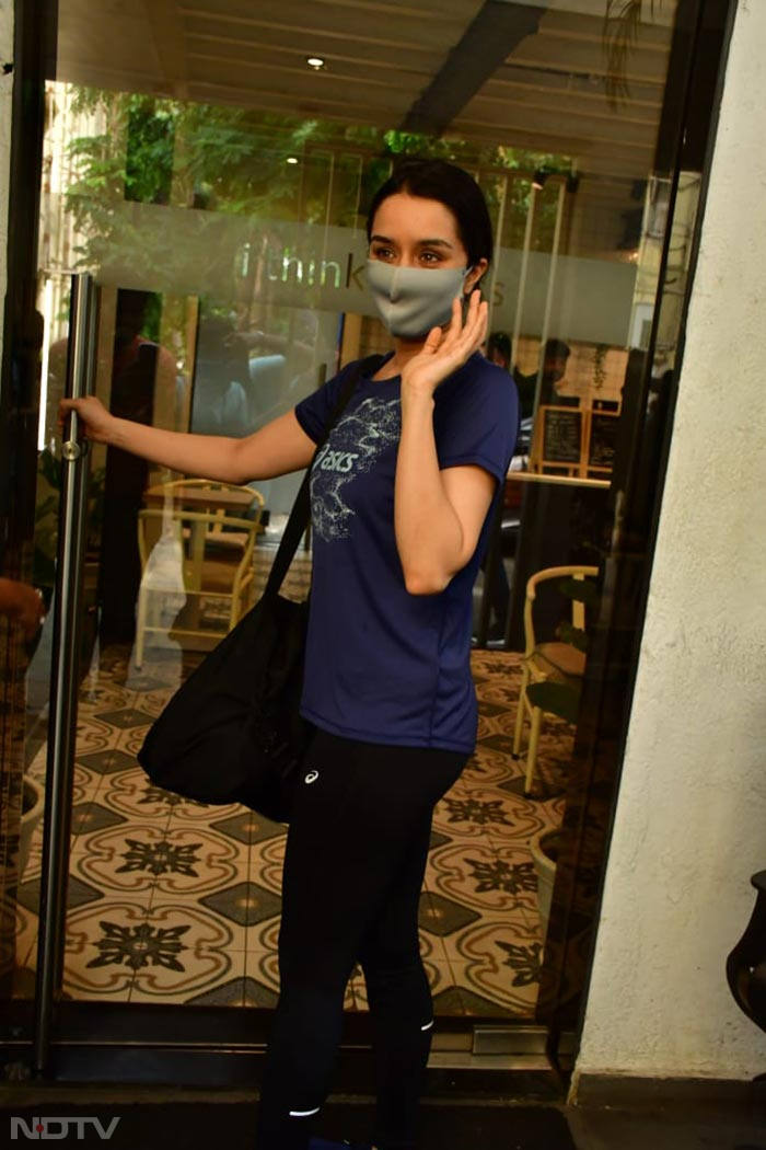 Shraddha Kapoor did not forget her mask. She was spotted in Juhu. (Image Courtesy: Varinder Chawla)