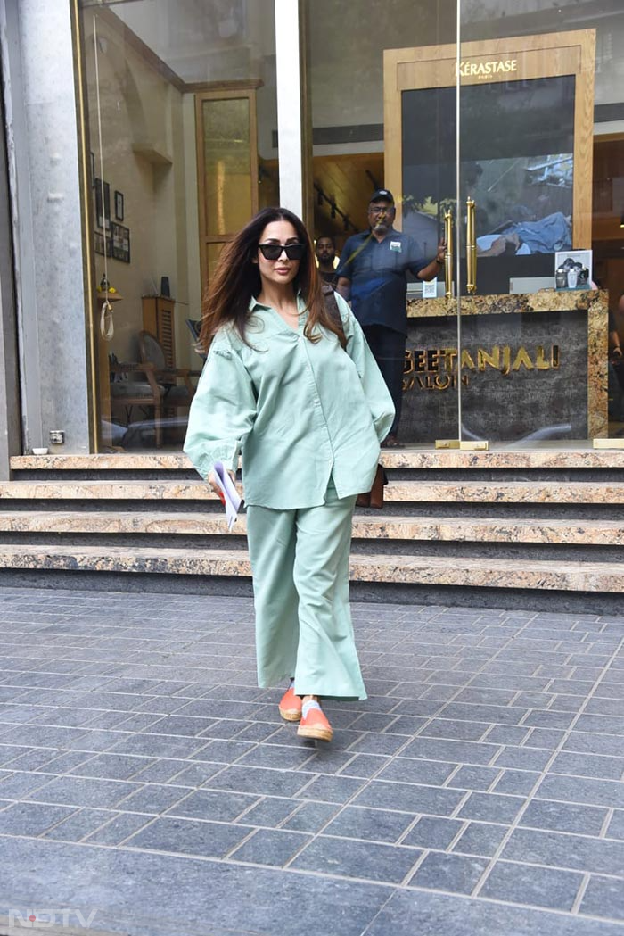 Malaika Arora was clicked outside a salon. The actor was dressed in an oversized night suit. (Image Courtesy: Varinder Chawla)