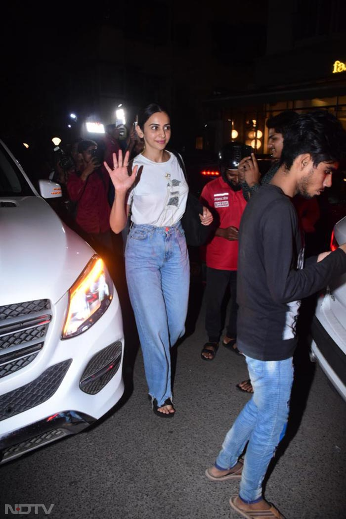 Rakul Preet Singh sported a no make-up look as she was captured by the shutterbugs at a restaurant in Bandra. (Image Courtesy: Varinder Chawla)