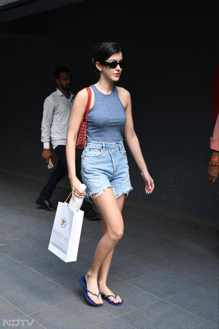 Shanaya Kapoor was clicked in Khar. (Image courtesy: Varinder Chawla)