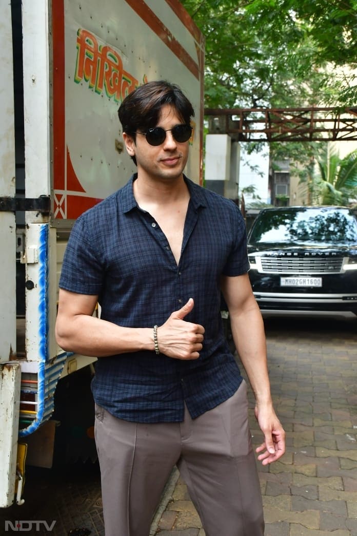 Siddharth Malhotra, dressed in his casual best, pictured in Andheri. (Image Courtesy: Varinder Chawla)