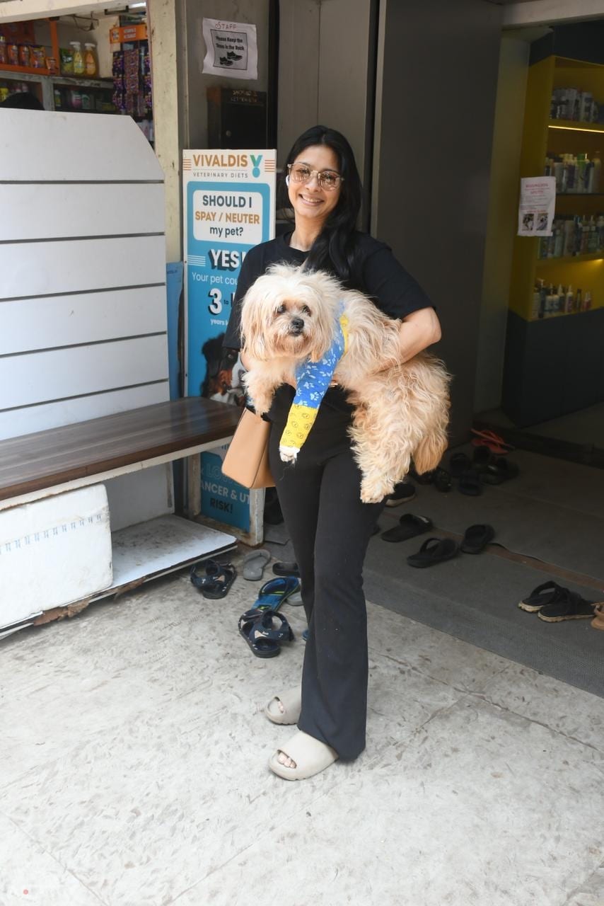 Tanishaa Mukherjee greeted the paparazzi like this. (Image Courtesy: Varinder Chawla)