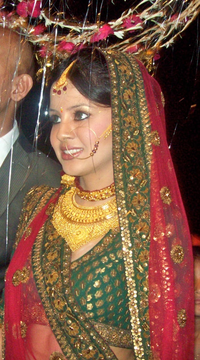 Fashionista Sakshi Dhoni