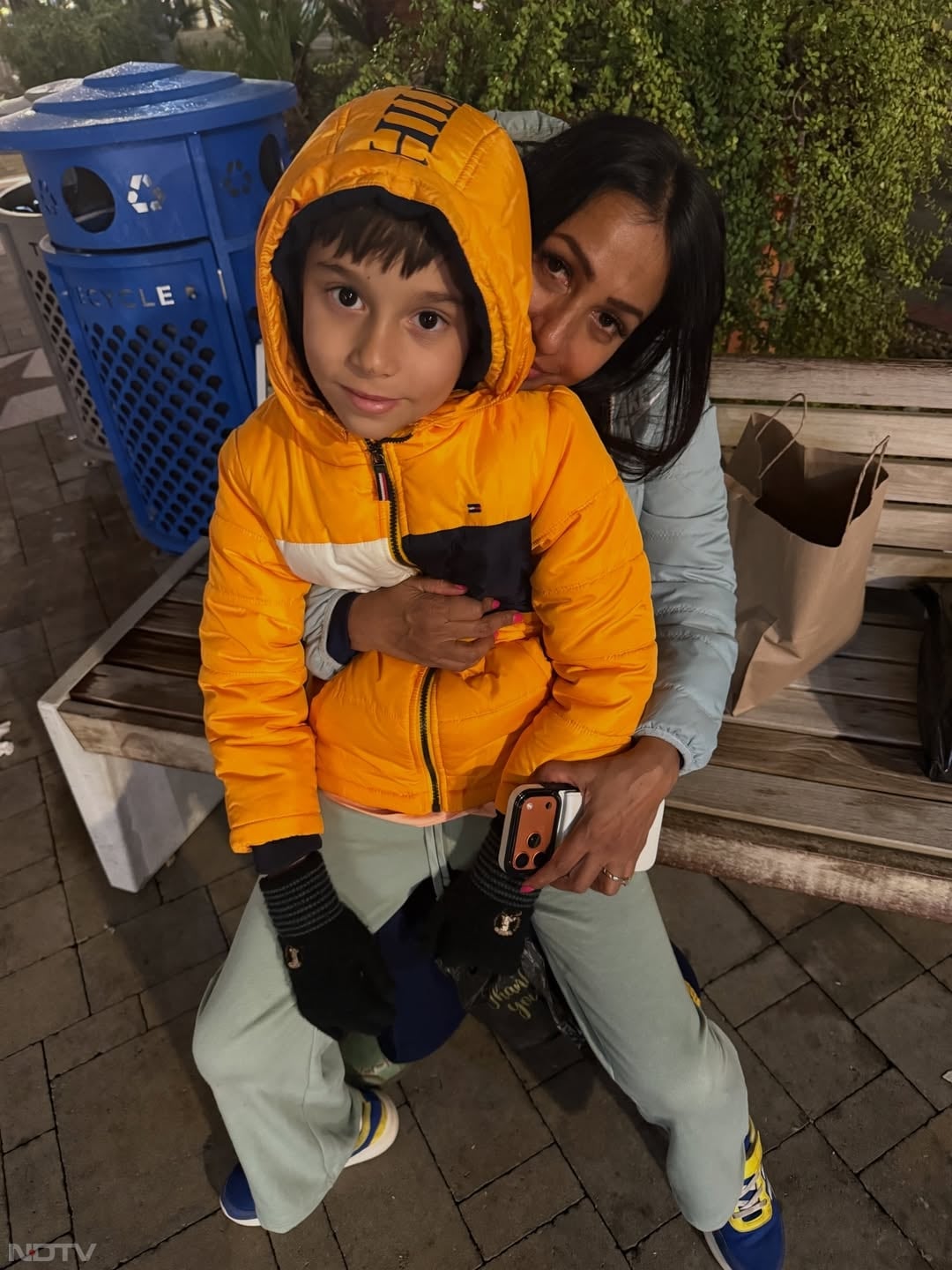 कपल अपने बेटों के साथ क्&zwj;वालिटी टाइम बिताते हुए फोटोज शेयर करते हैं.