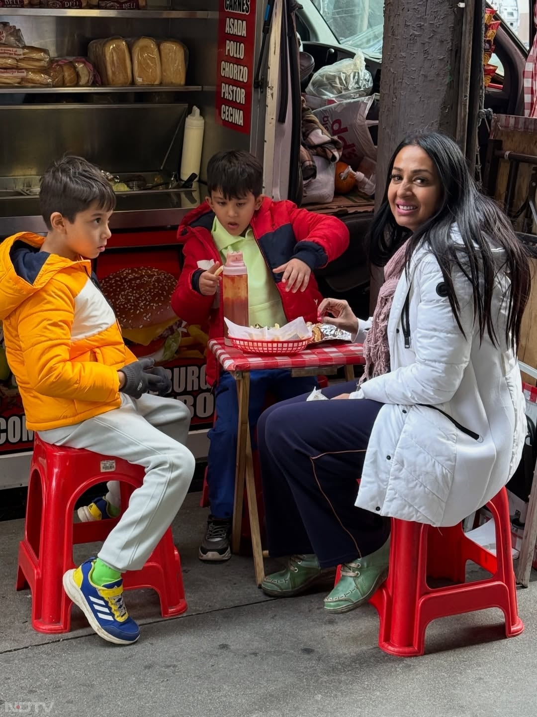 फोटोज शेयर करते हुए उन्&zwj;होंने लिखा, LA vibes the best ❤️