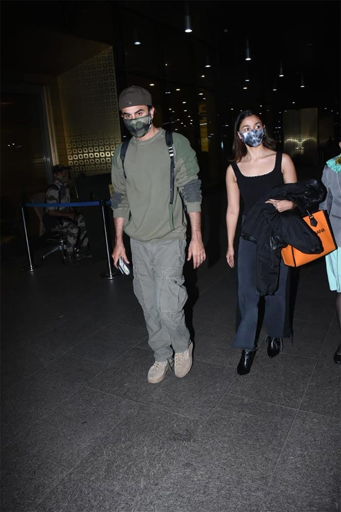 Couple Spotting: Alia-Ranbir\'s Airport Diaries
