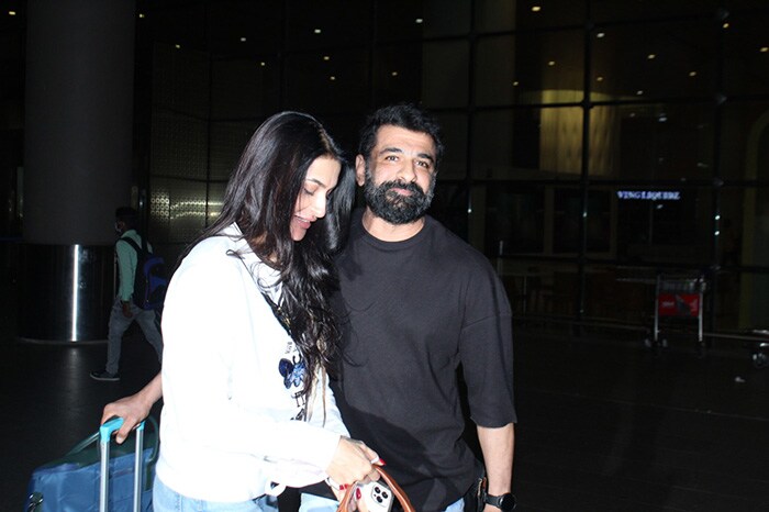 Pavitra Punia and Eijaz Khan were also clicked at the Mumbai airport.