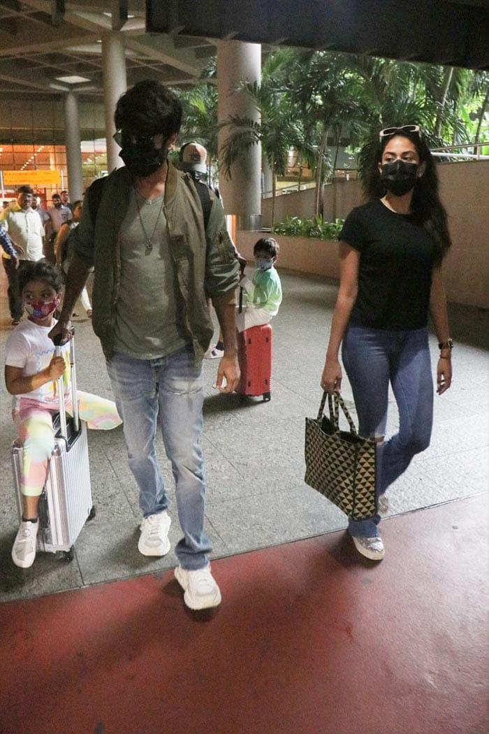 Couple Spotting: Shahid Kapoor-Mira Rajput And Varun Dhawan-Natasha Dalal At Airport