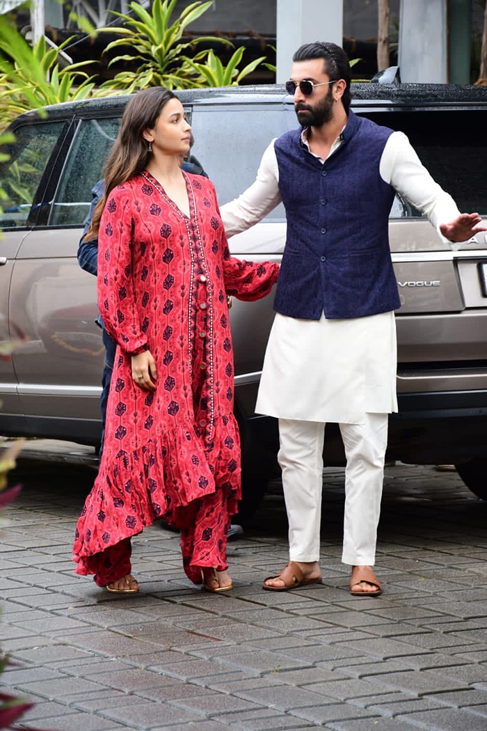 Couple Spotting: Alia Bhatt And Ranbir Kapoor Fly Out Of Mumbai