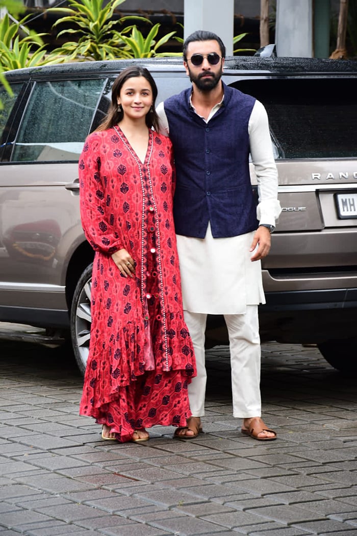 Couple Spotting: Alia Bhatt And Ranbir Kapoor Fly Out Of Mumbai