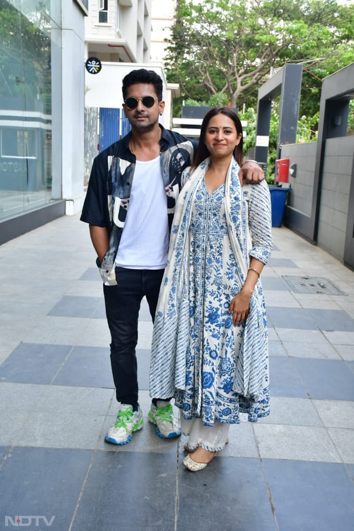 Couple Spotting: Ravi Dubey And Sargun Mehta\'s Day Out