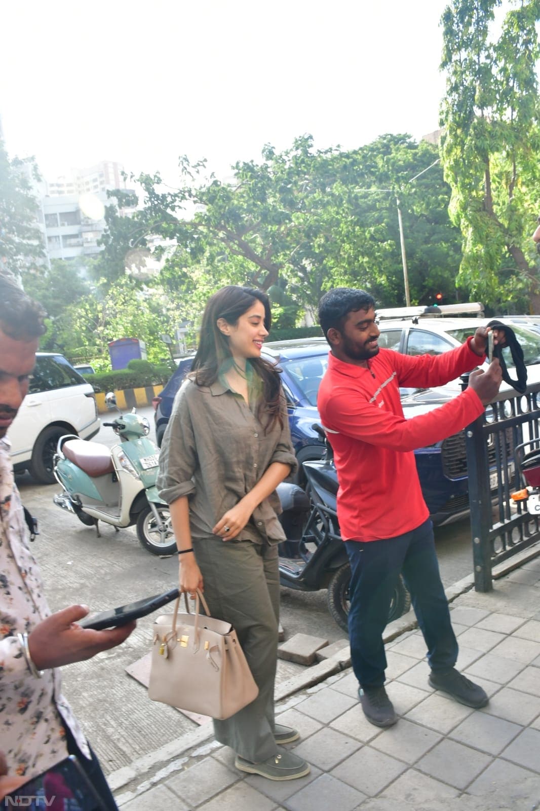 Janhvi Kapoor and Shikhar Pahariya were pictured in Mumbai on Saturday evening. (Image courtesy: Varinder Chawla)