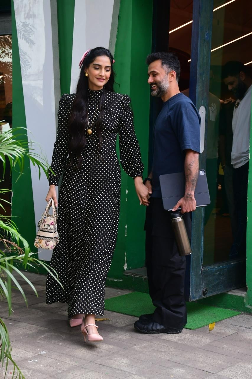 Sonam Kapoor and husband Anand Ahuja were pictured together in Mumbai (Image Courtesy: Varinder Chawla)