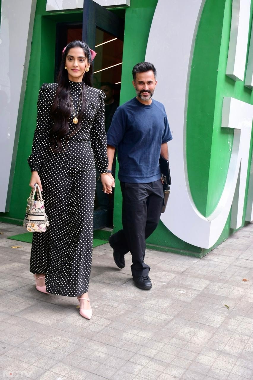 They smiled for the paps (Image Courtesy: Varinder Chawla)