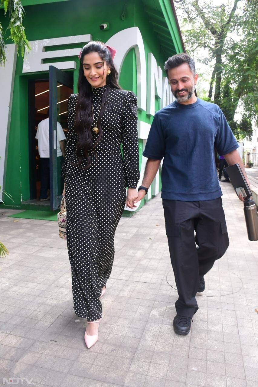 Sonam Kapoor and Anand Ahuja were pictured walking hand-in-hand (Image Courtesy: Varinder Chawla)