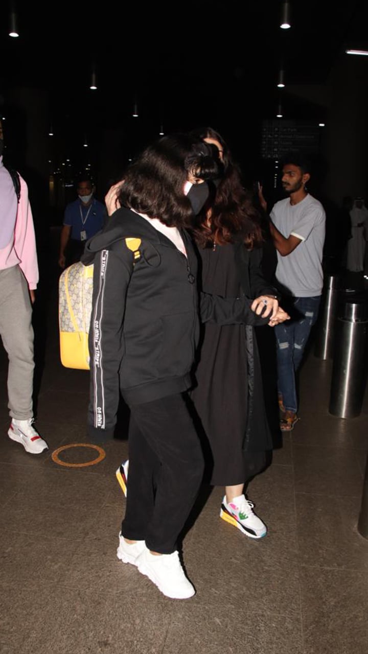 Crowded Airport: The Bachchans, Ranbir-Vaani, Sara With Mom And Brother