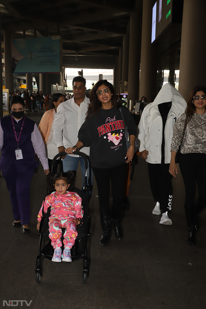 Crowded Airport: Anushka-Virat, Samantha And Other Stars