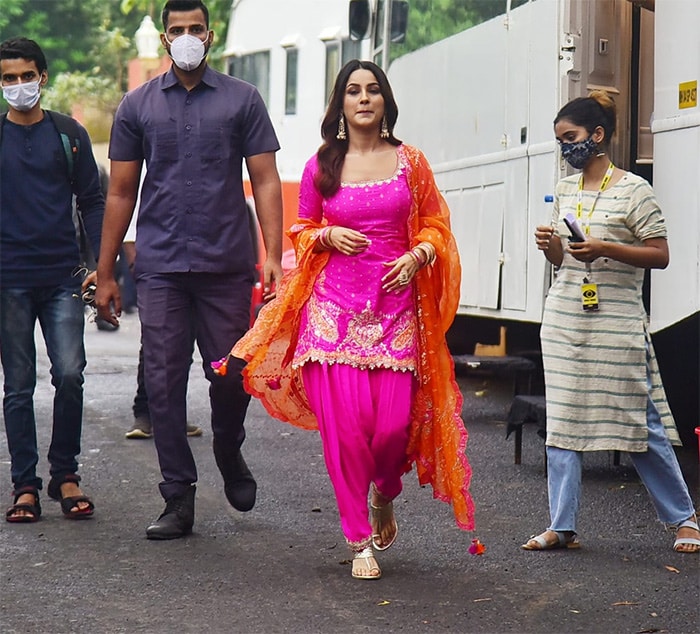 Shehnaaz Gill looked pretty in a pink <I>suit</I>, which she paired with an orange <I>dupatta</i>.