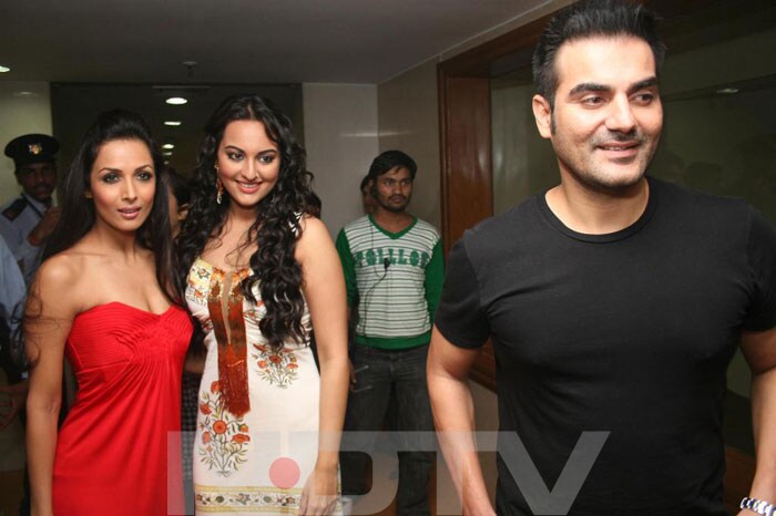 Malaika Arora Khan, Sonakshi Sinha and Arbaaz Khan attend the television reality show <I> Entertainment Ke Liye Kuch Bhi Karega </I>.