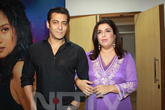 Salman Khan with Farah Khan, who is one of the hosts of the reality show <I> Entertainment Ke Liye Kuch Bhi Karega </I>.