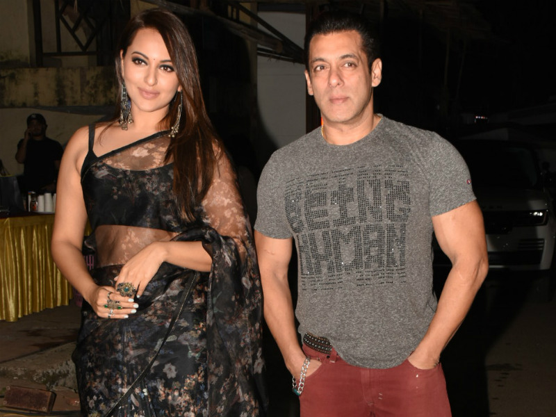 Team <I>Dabangg 3</i> Spotted Chilling Together On Sets Of <I>Kapil Sharma Show</i>