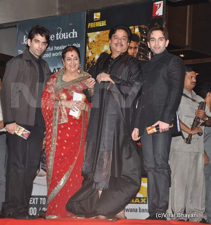 Galaxy of stars at the premiere of Dabangg