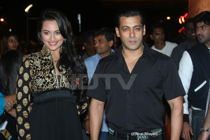 Galaxy of stars at the premiere of Dabangg