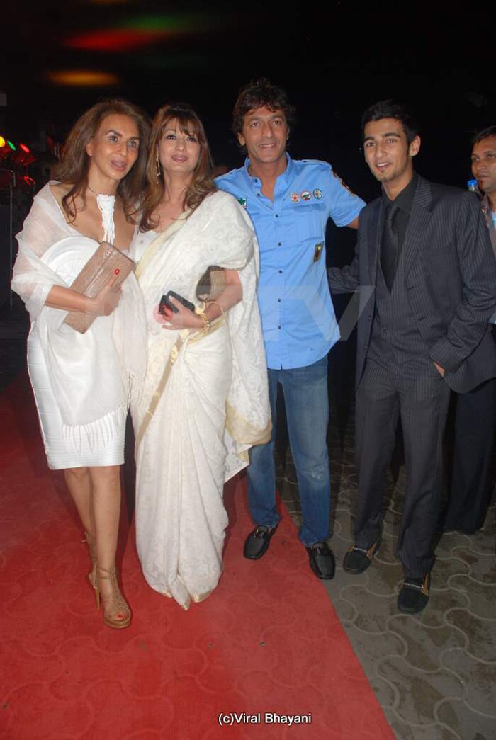 Galaxy of stars at the premiere of <i>Dabangg</i>