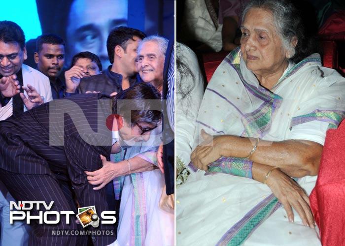 Amitabh Bachchan touches the feet of Sulochana who played his on-screen mother in many films.