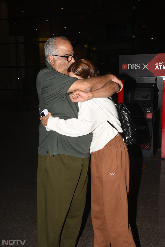 Dads And Daughters At The Airport: Shah Rukh Khan-Suhana, Boney Kapoor-Khushi